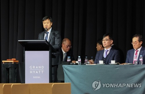 박기덕(왼쪽) 고려아연 사장이 지난 23일 오후 서울 용산구 그랜드 하얏트에서 열린 고려아연 임시 주주총회에서 발언하고 있다. [사진공동취재단, 연합뉴스]